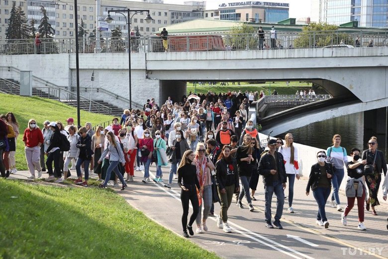Белорусские силовики провели силовой разгон женской акции протеста в центре Минска, несколько десятков человек задержали.
