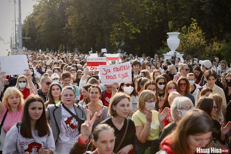 Тисячі білорусів вийшли на вулицю з вимогою покарати силовиків, які застосували насильство до учасниць мирної акції протесту.
