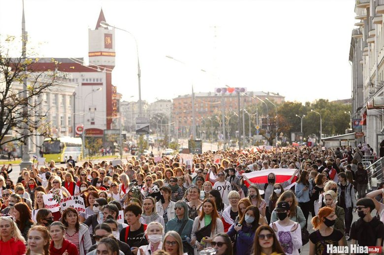 Тысячи белорусов вышли на улицу с требованием наказать силовиков, применивших насилие к участницам мирной акции протеста.
