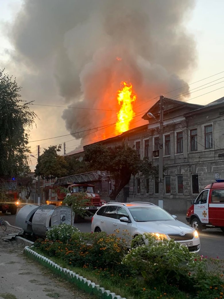 Спасатели ночью 25 сентября ликвидировали пожар в Харькове на втором этаже двухэтажного жилого дома. Нашли тела 2 погибших.