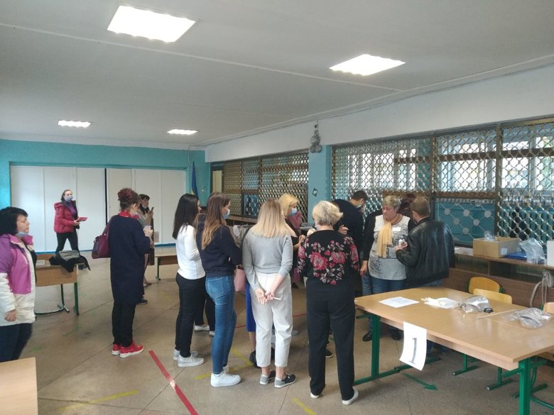 На місцевих виборах, які проходять сьогодні в Україні, спостерігачі фіксують перші порушення виборчого процесу.