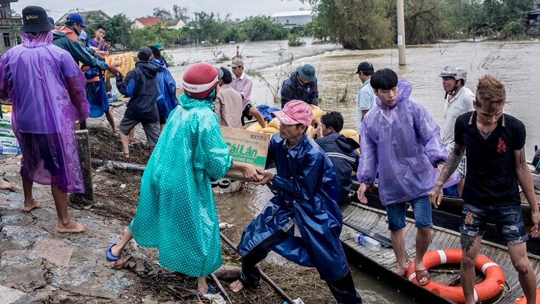 Во Вьетнаме из-за тайфуна Молаве объявили эвакуацию. Ранее непогода стала причиной гибели людей на Филиппинах.