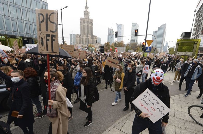 Премьер-министр Польши Матеуш Моравецкий призвал людей прекратить масштабные акции протеста против запрета абортов из-за стремительного роста случаев заражения коронавирусом в стране.