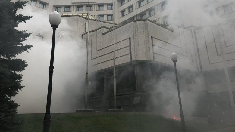 В пятницу, 30 октября, в Киеве проходит акция протеста под стенами Конституционного суда Украины.