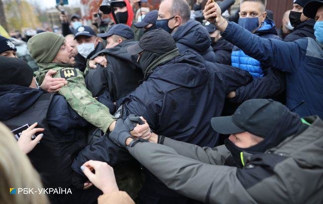 Возле дома главы КСУ Александра Тупицкого 7 ноября проходит акция протеста. Между полицией и активистами произошла потасовка.
