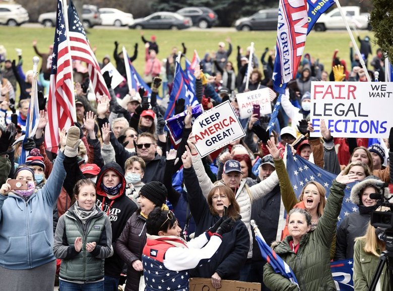 Сторонники действующего президента Соединенных Штатов, республиканца Дональда Трампа массово выходят на улицы, протестуя против победы на президентских выборах демократа Джо Байдена.