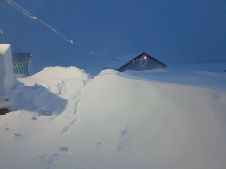 В Антарктиде украинскую станцию Академик Вернадский замело снегом, хотя там сейчас пора года  весна.