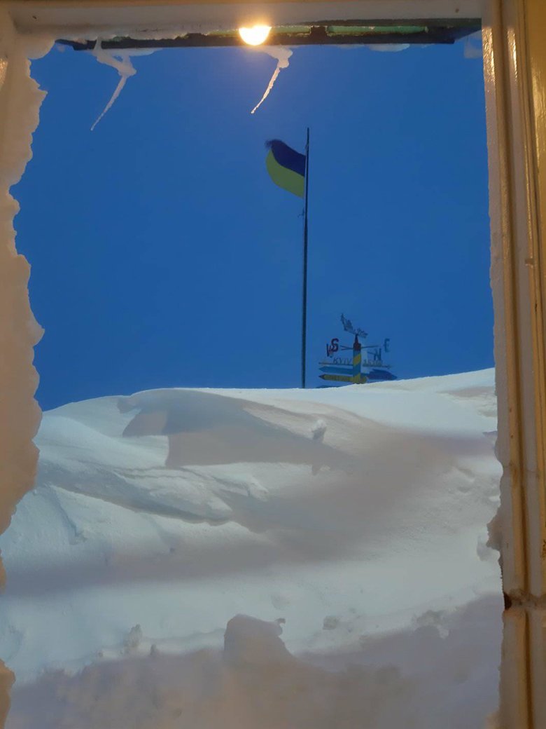 В Антарктиді українську станцію Академік Вернадський замело снігом, хоча там зараз пора року весна.