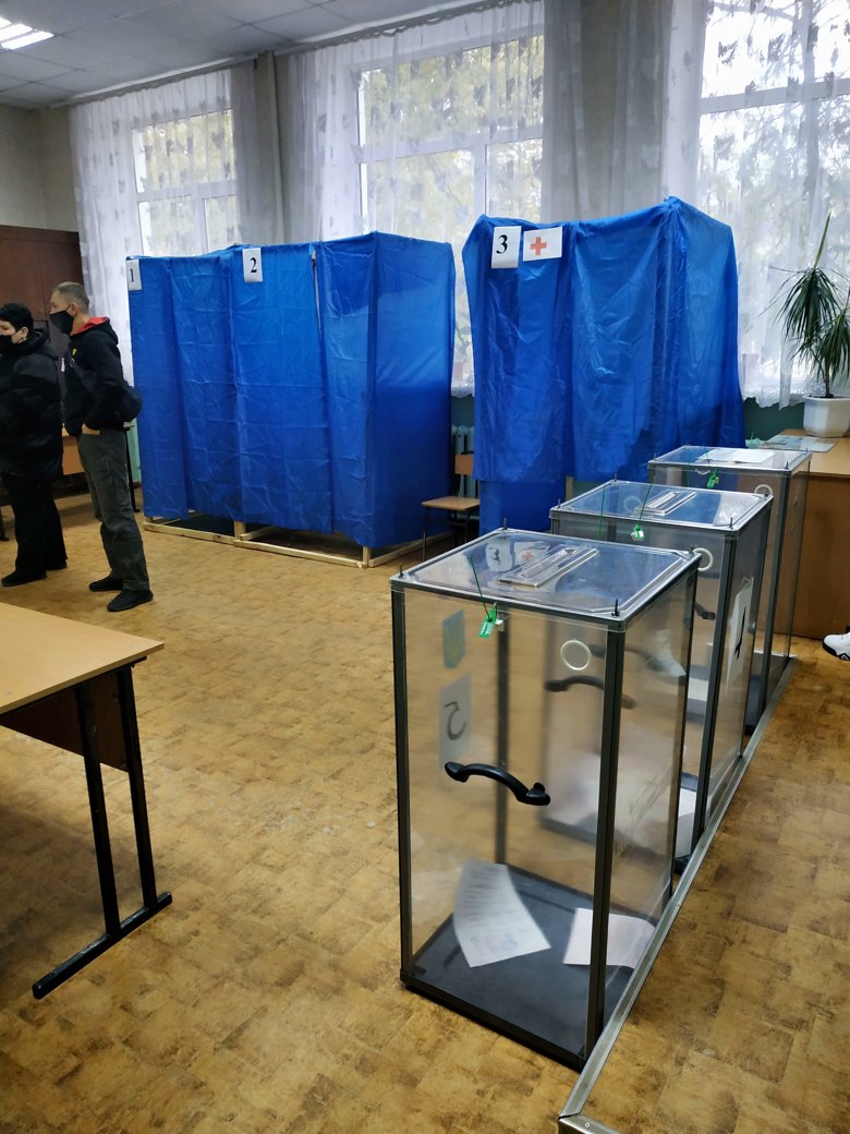 Независимые наблюдатели фиксируют первые нарушения во время проведения второго тура местных выборов в Украине.