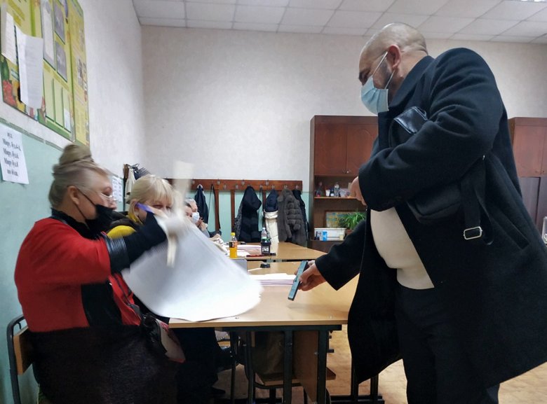 В Украине продолжается второй тур местных выборов. Наблюдатели фиксируют немногочисленные нарушения избирательного процесса.