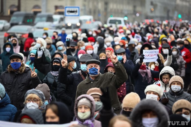 Белорусские пенсионеры снова провели в Минске протестный марш, во время которого они требовали остановки насилия со стороны силовиков и отставки Александра Лукашенко.