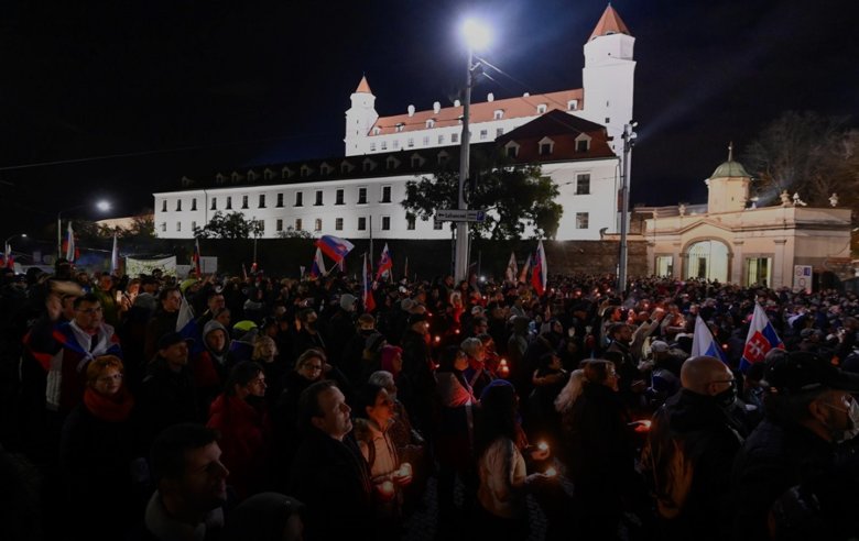 Тысячи словаков в Братиславе вышли на акцию протеста против введенных в стране карантинных ограничений.