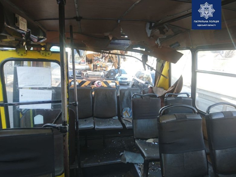 В Одессе 25 ноября произошла авария – столкнулись строительный кран и маршрутный автобус. Пострадали два человека.