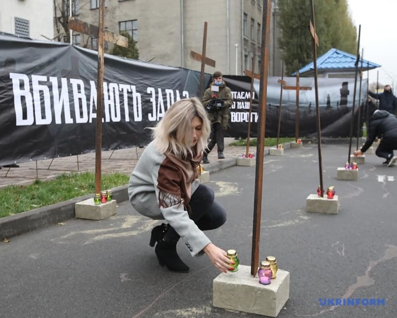 Возле посольства Российской Федерации в Киеве активисты провели акцию, посвященную Дню памяти жертв голодоморов в Украине.