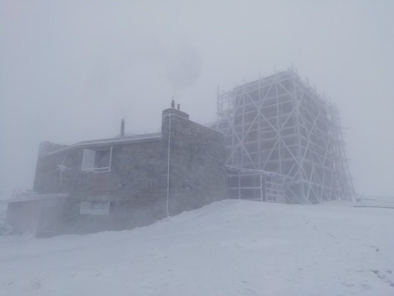 В понедельник, 30 ноября, гора Поп Иван Черногорский покрыта снегом. На вершине держится мороз 10 градусов.