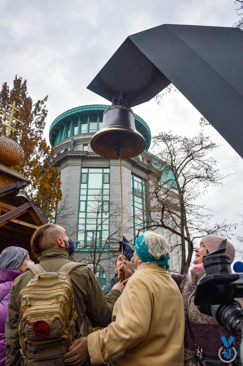 На території майбутнього Меморіалу героїв Небесної сотні в Києві 1 грудня встановили Дзвін гідності.