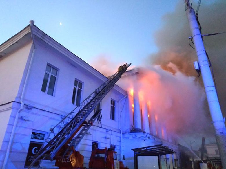 В Полтаве произошел масштабный пожар в двухэтажном здании торгово-развлекательного центра, где когда-то был кинотеатр, а еще раньше - дом Полтавского дворянского собрания.