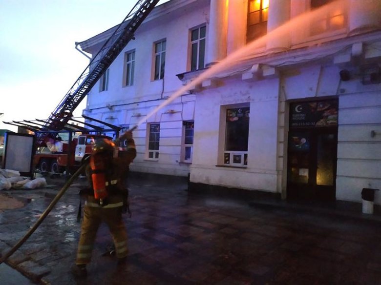 У Полтаві сталася масштабна пожежа у двоповерховій будівлі торгово-розважального центру, де колись був кінотеатр, а ще раніше - будинок Полтавського дворянського зібрання.