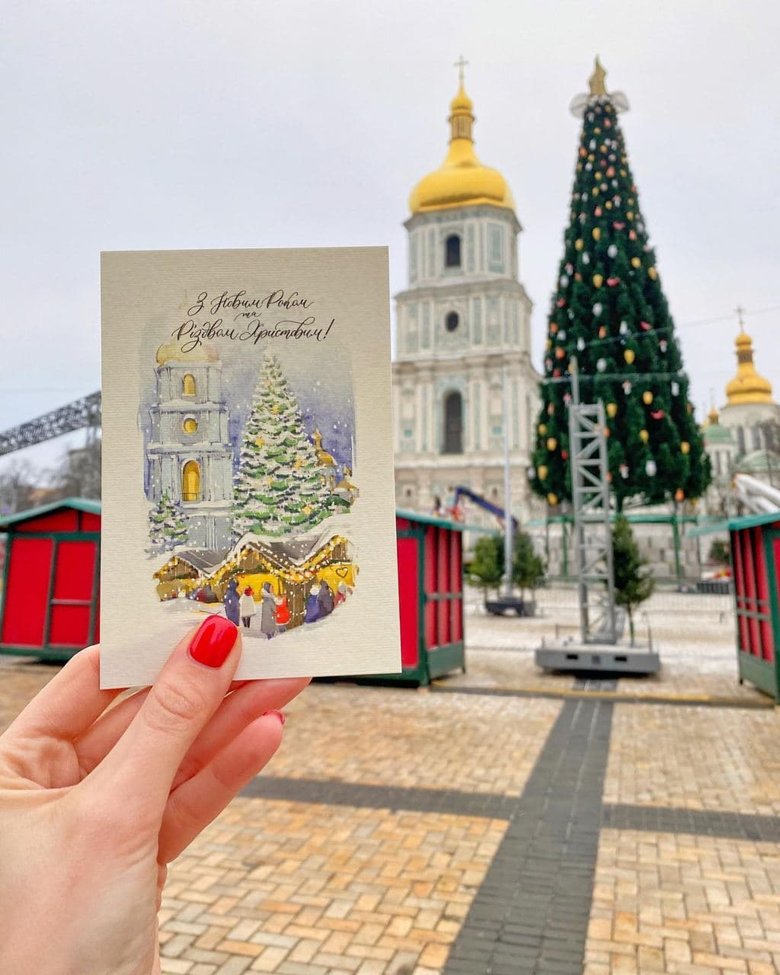 В четверг, 10 декабря, в Киеве завершили украшать главную елку страны на Софийской площади.