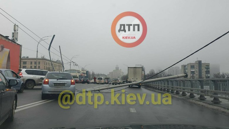 В Киеве днем 15 декабря на Шулявском мосту упали три электроопоры. Движение ограничено, транспорт пустили в объезд.