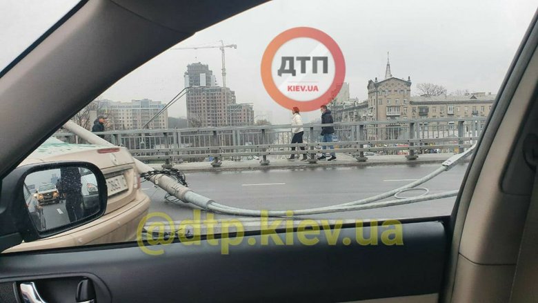 В Киеве днем 15 декабря на Шулявском мосту упали три электроопоры. Движение ограничено, транспорт пустили в объезд.