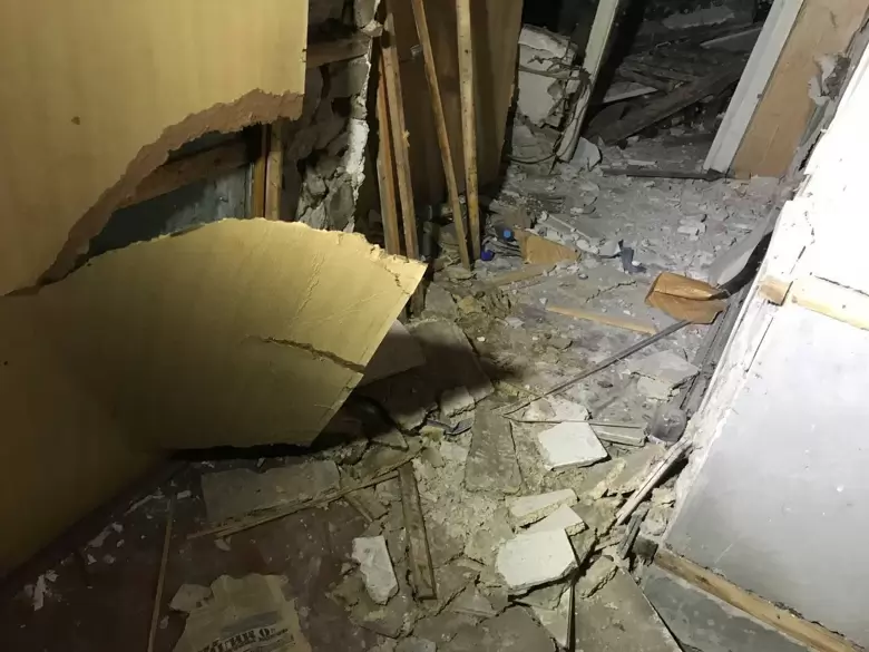 В Кривом Роге в понедельник, 28 декабря, произошел обвал перекрытий в здании, в результате чего один человек погиб, одного удалось спасти. Об этом сообщает пресс-служба ГСЧС в области.