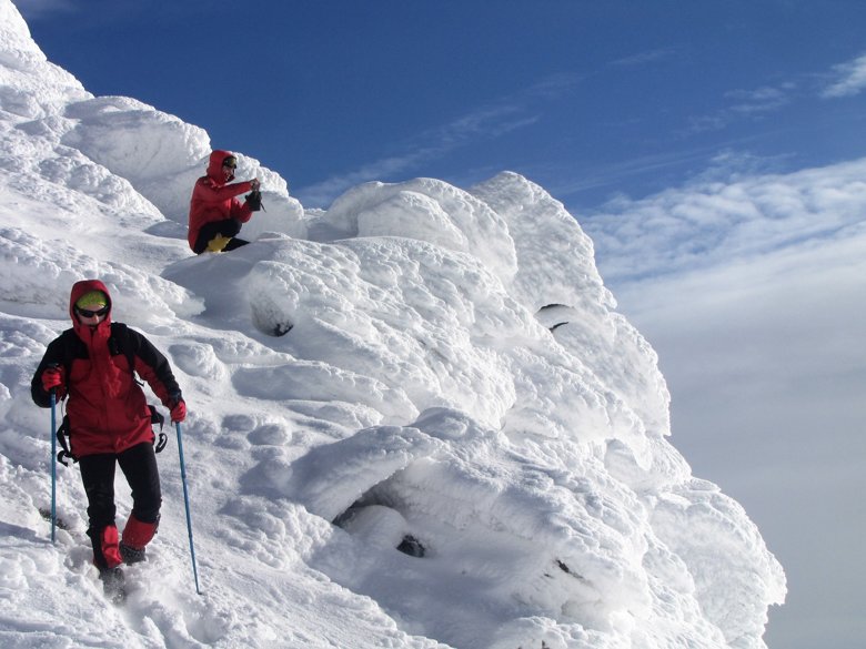 У Карпатах хуртовини і значне зниження температури повітря. Рятувальники попередили про снігопад та небезпеку сходження лавин.