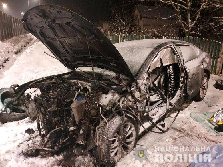 Сьогодні, 14 січня, в Рівненській області на трасі Київ-Чоп легковий автомобіль в'їхав у відбійник, у результаті ДТП загинули дві людини та ще дві постраждали.