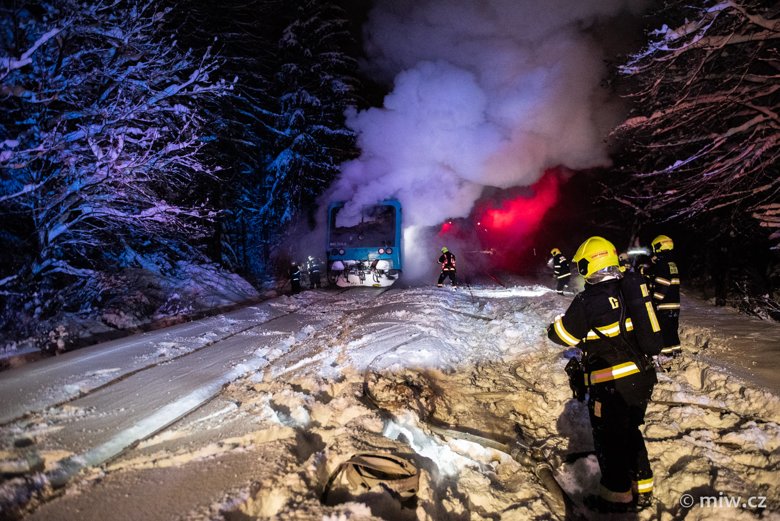 В Чехии произошел пожар в пассажирском поезде. Пассажиры покинули вагоны до приезда спасателей. Никто не пострадал.