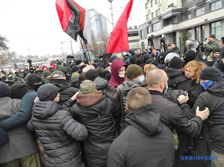 В Киеве 4 февраля возле здания телеканала НАШ начались стычки полиции с активистами. Сообщается о задержаниях.