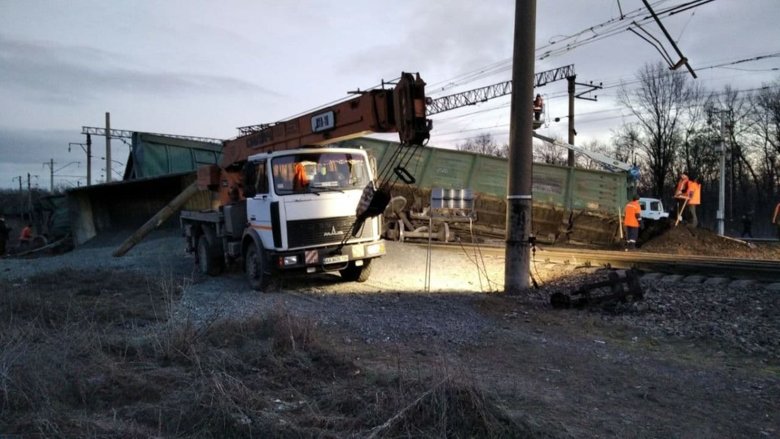 Под Днепром 6 февраля грузовой поезд сошел с рельсов, некоторые вагоны перевернулись и повредили ж/д пути. Глава УЗ назвал вероятную причину происшествия.