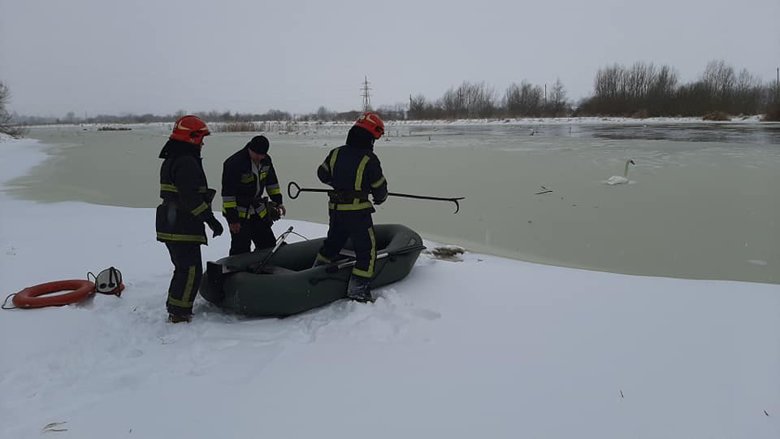 Во Львовской области работники ГСЧС спасли 15 лебедей, которые примерзли ко льду.  Чтобы добраться до птиц спасатели с помощью лодки, багра и веревки спустились на лед.
