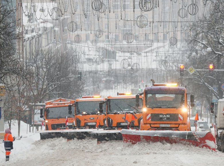 На утро четверга, 11 февраля, на фоне непогоды на мостах и улицах Киева образовались пробки.