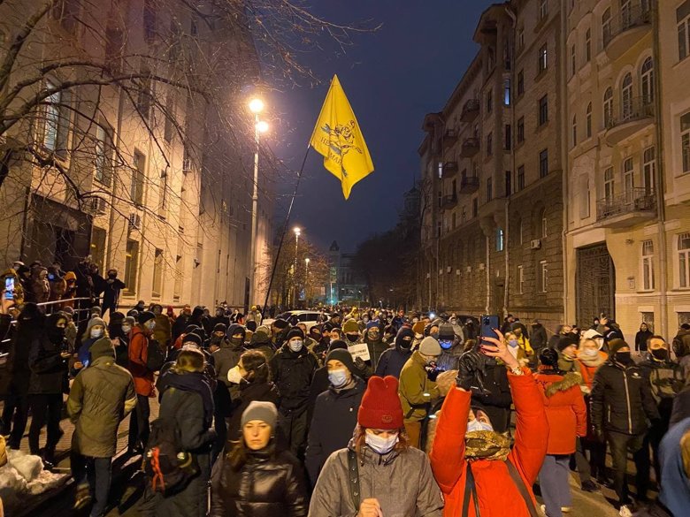Во вторник вечером, 23 февраля, под стенами Офиса президента проходит акция протеста из-за приговора активисту Сергею Стерненко.