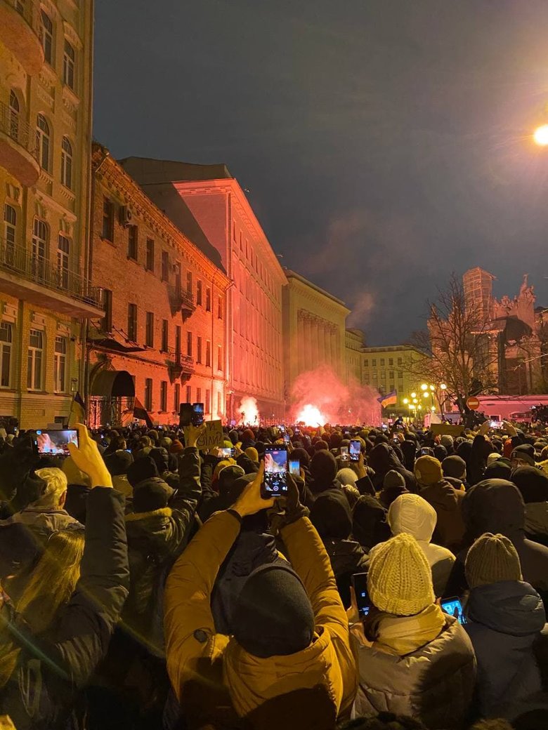 У вівторок ввечері, 23 лютого, під стінами Офісу президента відбувається акція протесту через вирок активістові Сергію Стерненку.