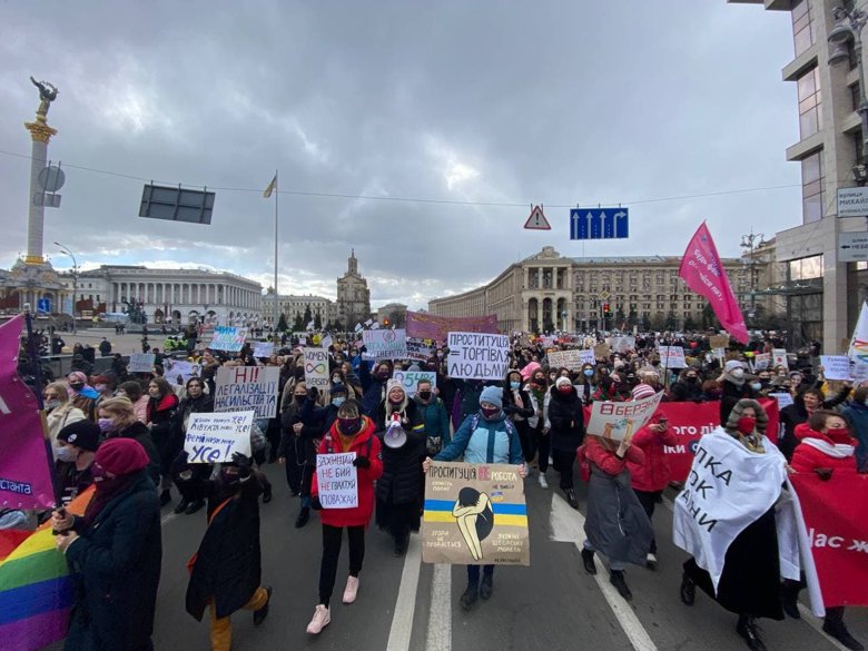 У Києві в понеділок, 8 березня, активістки вийшли на жіночий Марш. Вони вирішили звернути увагу на роль жінки і її обов'язки в умовах пандемії.