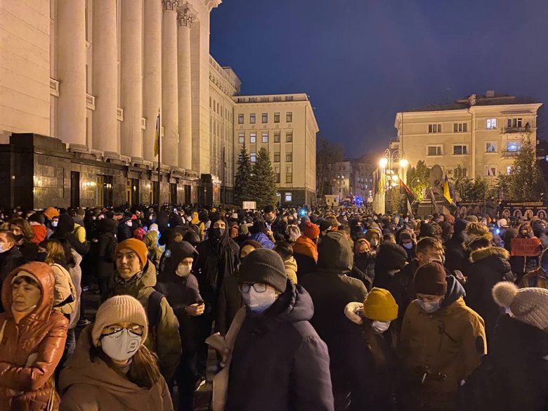 Біля будівлі Офісу президента в суботу, 20 березня, зібралися учасники акції на підтримку засудженого до 7 років ув'язнення активіста Сергія Стерненка.
