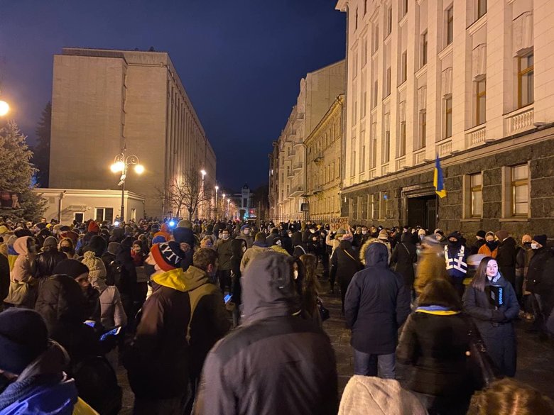 Возле здания Офиса президента в субботу, 20 марта, собрались участники акции в поддержку приговоренного к 7 годам заключения активиста Сергея Стерненко.