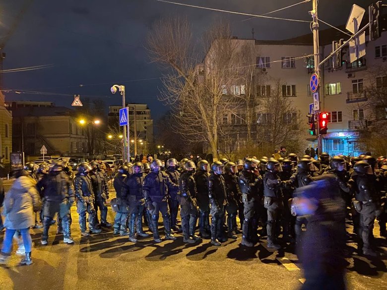 Возле здания Офиса президента в субботу, 20 марта, собрались участники акции в поддержку приговоренного к 7 годам заключения активиста Сергея Стерненко.
