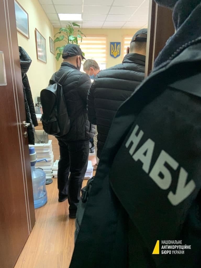 НАБУ і САП викрило на хабарі двох адвокатів, один з яких брат Павла Вовка - Юрій Зонтов. Обшуки проходять в будівлі ОАСК і за місцем проживання адвокатів.