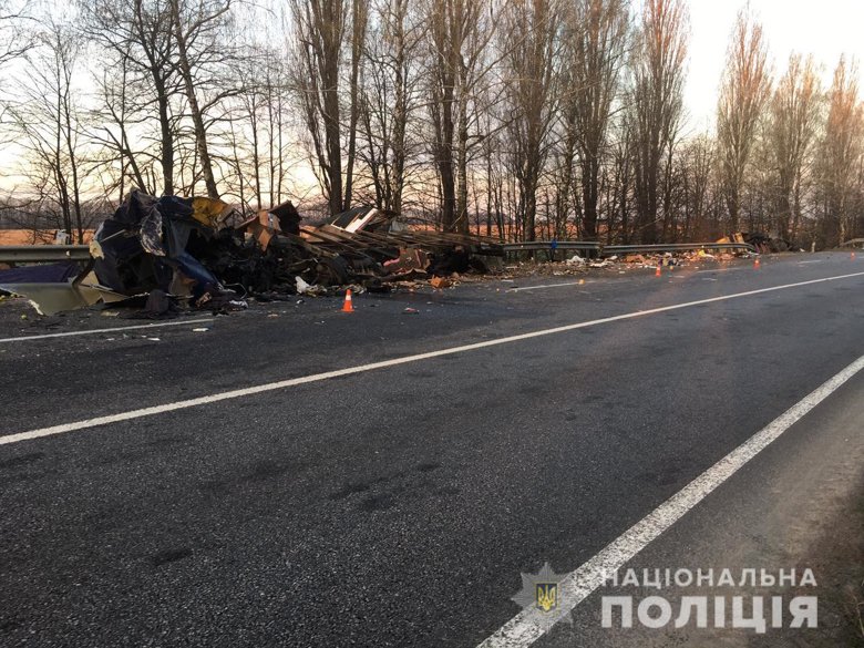 В Винницкой области в результате столкновения грузовиков погибли оба водителя, еще один пострадавший госпитализирован.