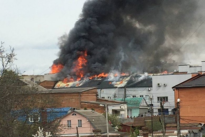 Масштабна пожежа у Вінниці. Загорівся триповерховий офісний центр. На місці вже працюють рятувальники.