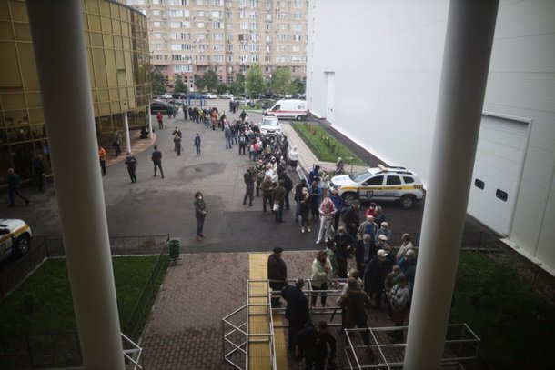 В Киеве в центре вакцинации от СOVID-19 на базе Международного выставочного центра собралась очередь из сотен людей.