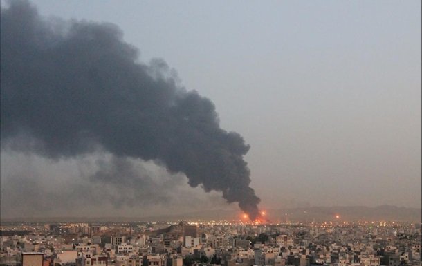 В столице Ирана возник крупный пожар на нефтеперерабатывающем заводе. Дым видно за десятки километров. Огонь будет потушен, как только полностью выгорит горючее в резервуаре.