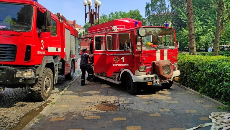 В Тернополе горит ресторан. Огонь перекинулся на рядом стоящее здание.  Предварительно жертв и пострадавших нет.