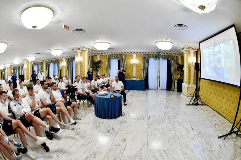 Президент  Владимир Зеленский пообщался со сборной Украины по футболу перед матчем 1/4 финала чемпионата Европы против Англии.