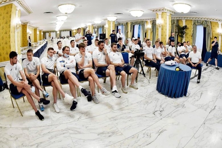 Президент  Владимир Зеленский пообщался со сборной Украины по футболу перед матчем 1/4 финала чемпионата Европы против Англии.