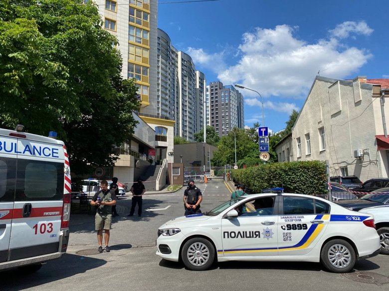 В Киеве произошла стрельба, в результате которой были ранены два полицейских. В столице введено спецоперацию Гром.
