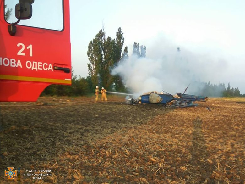 ДСНС Миколаївської області опублікувала фото з місця аварії вертольота Мі-2 біля села Зайцеве.