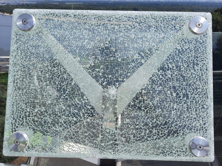 Сегодня утром, 29 июля, сотрудники предприятия «Киевавтодормост» обнаружили два разбитых информационно-макетных стекла на пешеходно-велосипедном мосту через Владимирский спуск.
